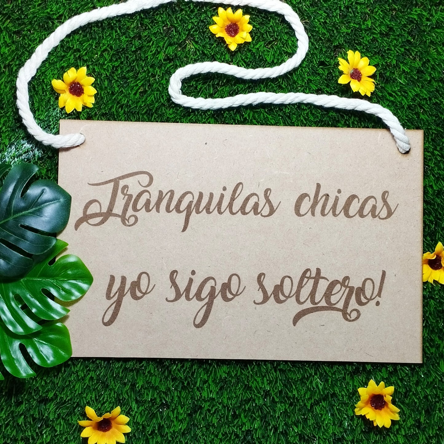 Cartel "Tranquila chicas yo sigo soltero"