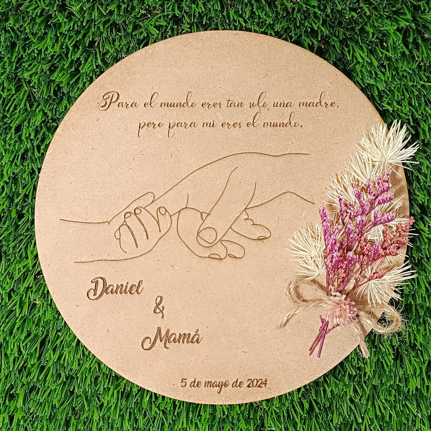 Placa grabada con manos