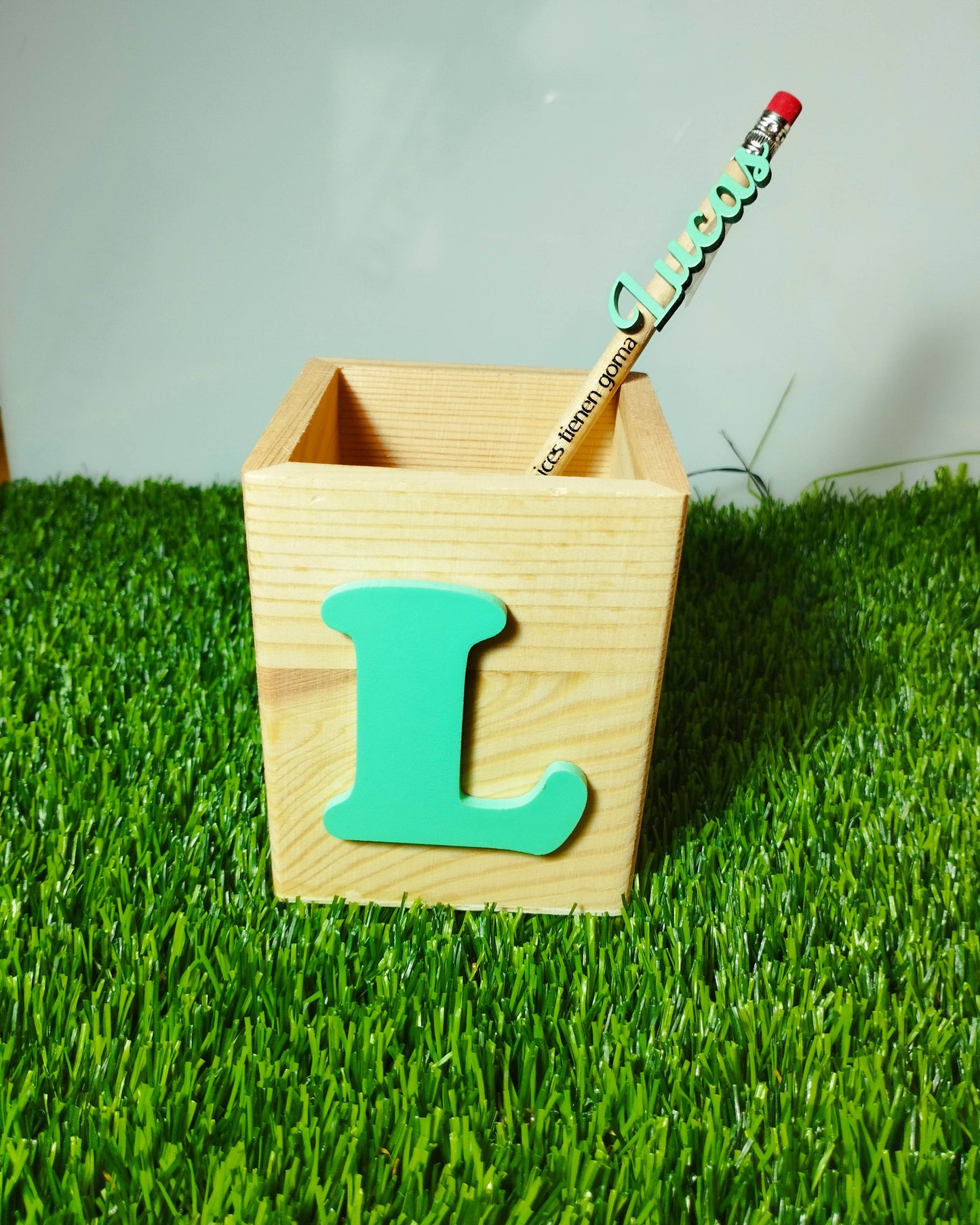 Bote para lápices con inicial y lápiz con nombre